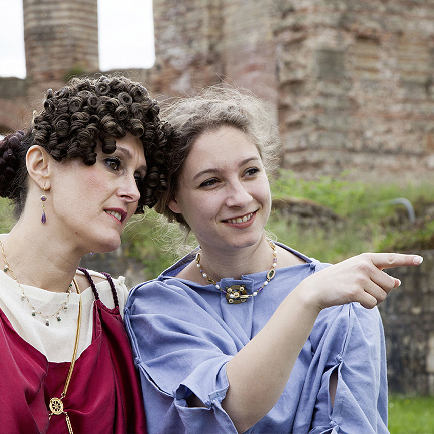 Zwei Frauen in antiken Gewändern