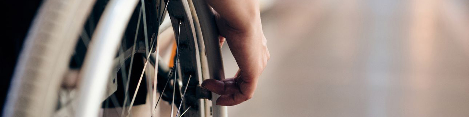 Barrierefreiheit Ausschnitt eines Rollstuhls