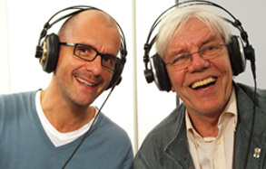 Zwei Männer mit Kopfhörern auf