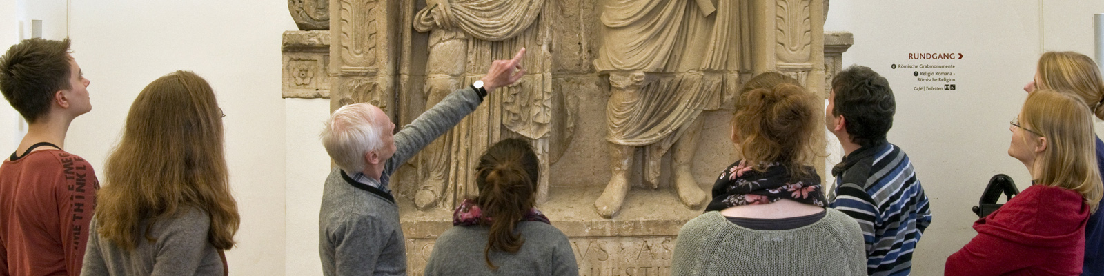 Gruppe Menschen in einem Ausstellungsraum des Museums