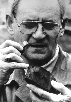 Ernst Hollstein bei der Begutachtung einer Holzprobe von Schiff 3 in Mainz, 1982 Ernst Hollstein bei der Begutachtung einer Holzprobe von Schiff 3 in Mainz, 1982
