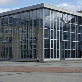 Großes, eckiges Glasgebäude