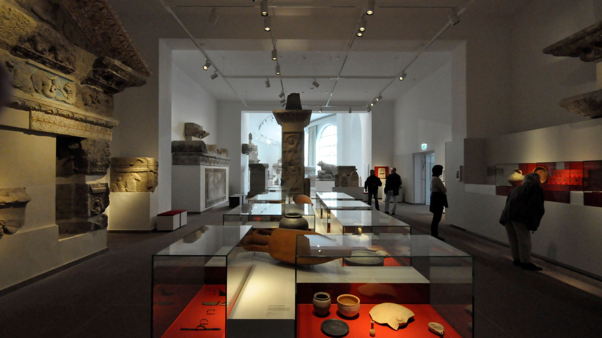 Foto: Blick in den Saal mit römischen Grabmonumenten. Lange Nacht der Trierer Museen-
