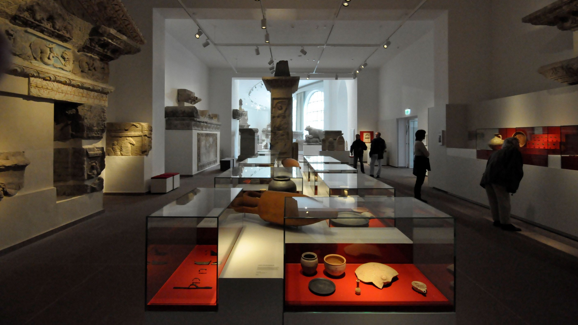 Foto: Blick in den Saal mit römischen Grabmonumenten.