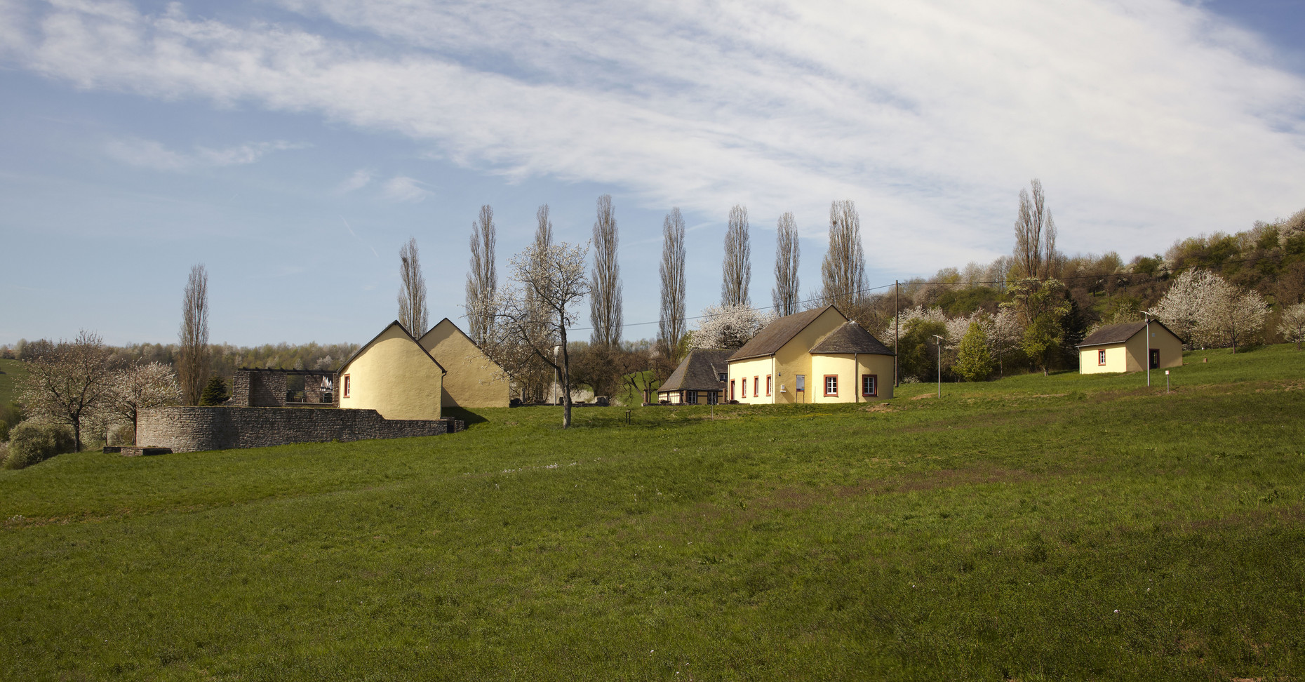 Mehrere gelbe Häuser auf einer Wiese