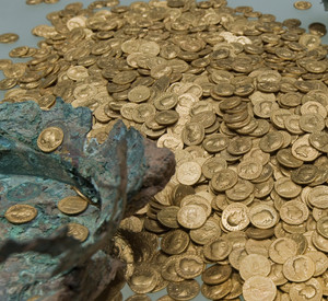viele alte römische Goldmünzen