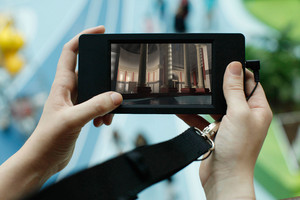 Hände, die einen Mediaguide zum Video abspielen halten