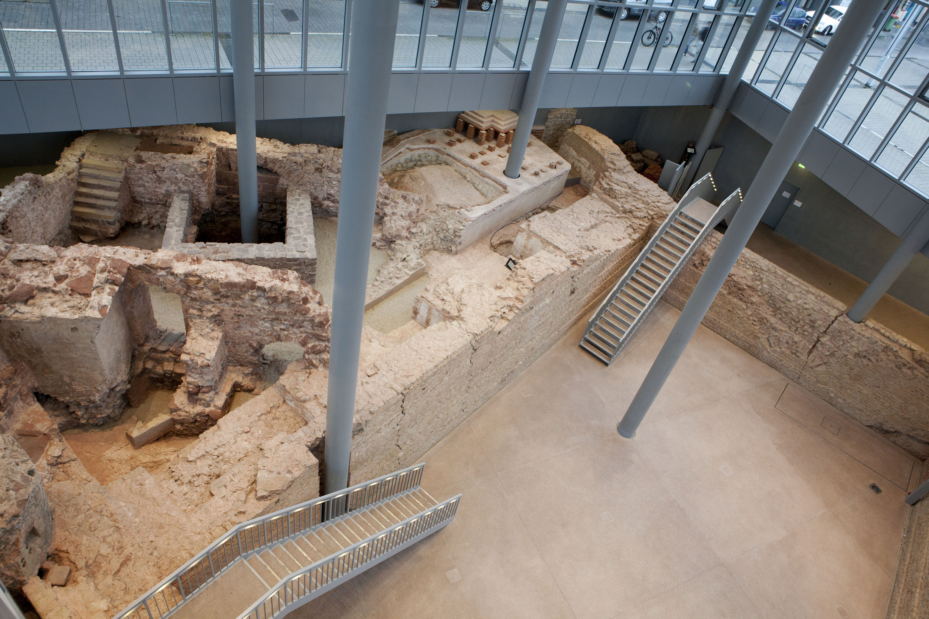 Steinmauern innerhalb eines modernen Gebäudes