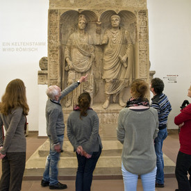 Gruppe Menschen in einem Ausstellungsraum des Museums