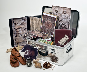 Geöffneter Koffer mit div. Materialien zum Thema "Römer in Trier"