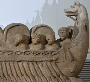 Steinerne Nachbildung eines römischen Ruderbootes