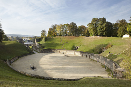Amphitheater Trier Runder Platz mit grasbewachsene Hängen