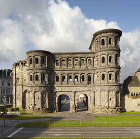 Großes, dunkles Stadttor aus Stein, mit mehreren Ebenen
