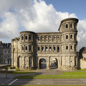 Großes, dunkles Stadttor aus Stein, mit mehreren Ebenen