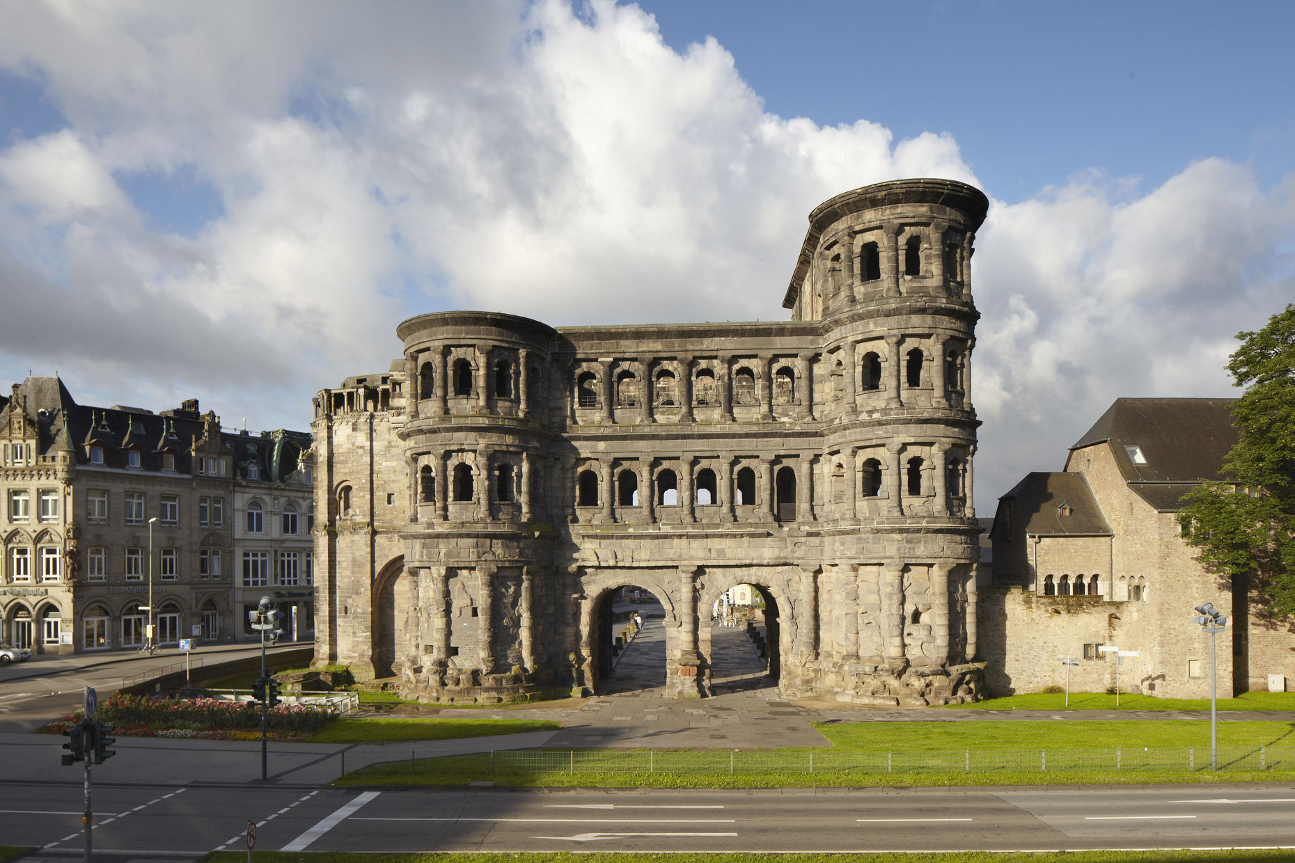 Großes, dunkles Stadttor aus Stein, mit mehreren Ebenen